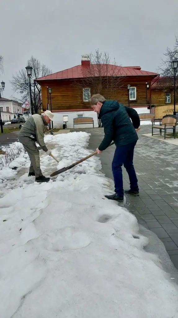 В Елабуге проходит общегородской субботник