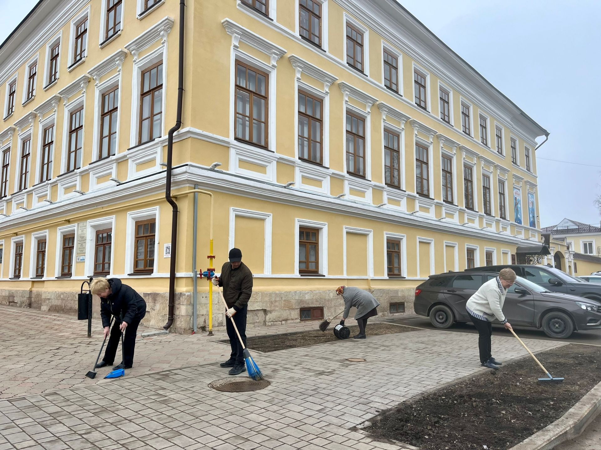 В Елабуге проходит общегородской субботник