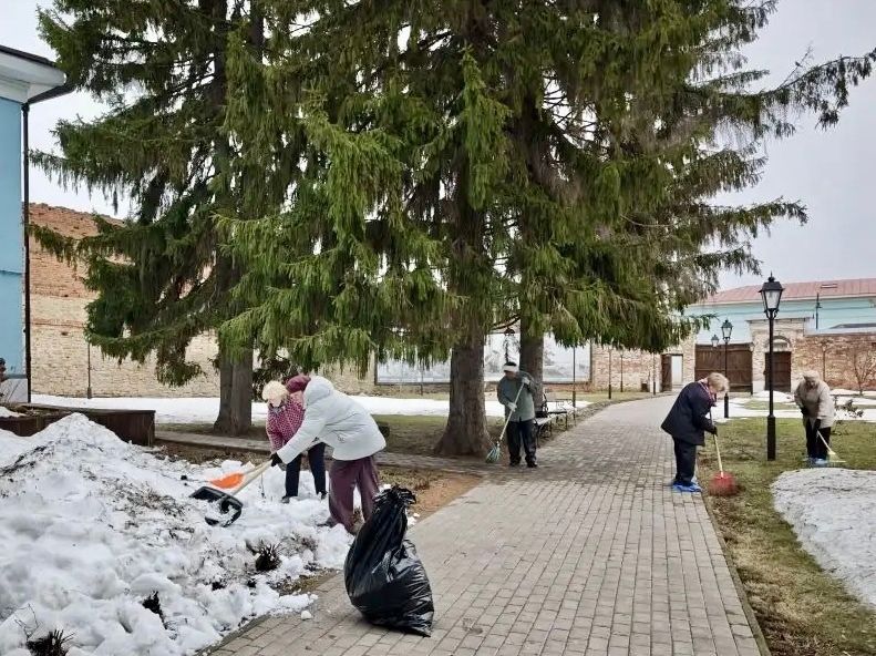 В Елабуге проходит общегородской субботник