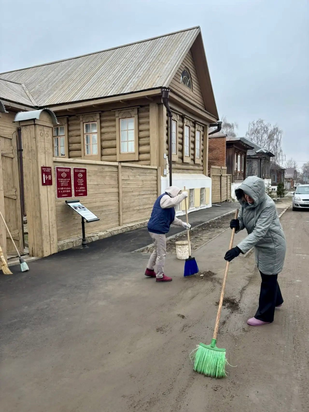 В Елабуге проходит общегородской субботник