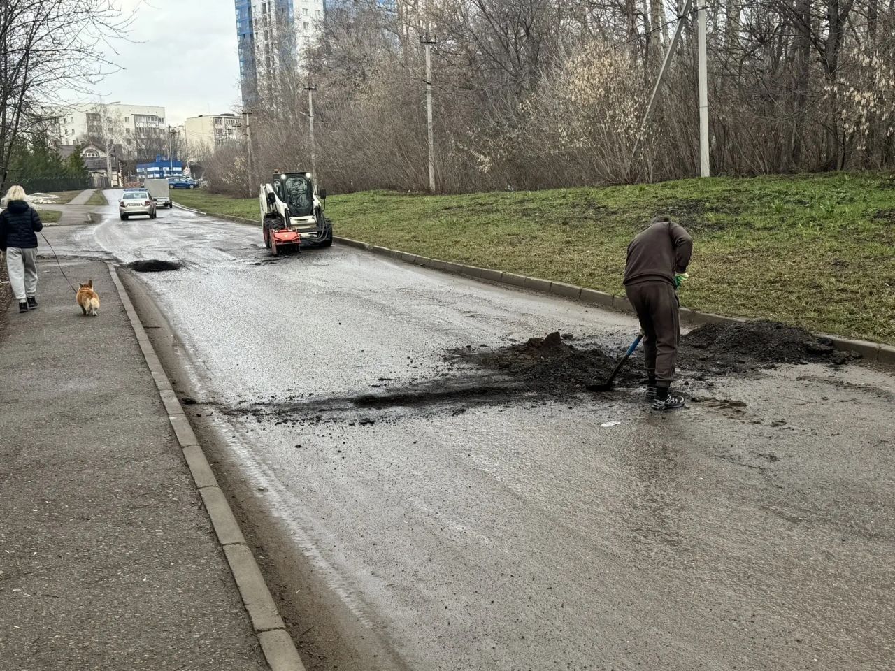 В Елабуге приступили к ямочному ремонту дорог