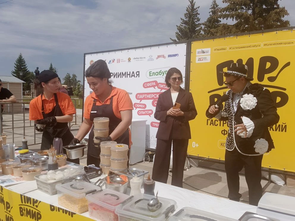 Том ям с морепродуктами готовили на фестивале «Пир в мир» в Елабуге