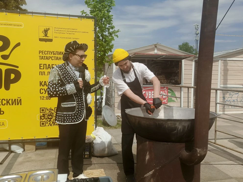 Том ям с морепродуктами готовили на фестивале «Пир в мир» в Елабуге