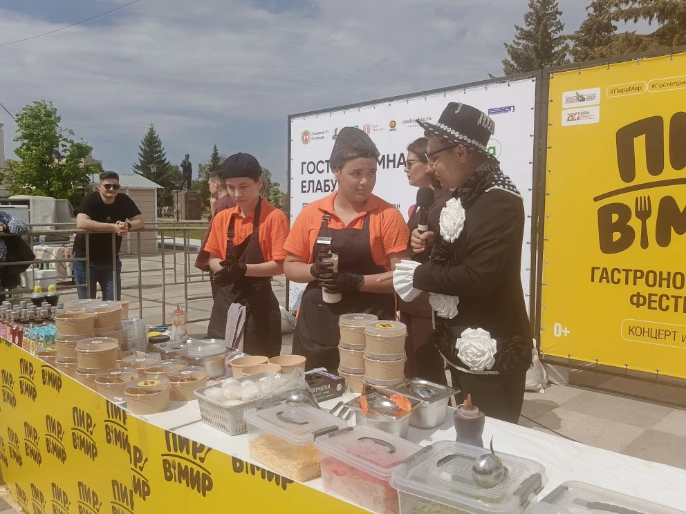 Том ям с морепродуктами готовили на фестивале «Пир в мир» в Елабуге