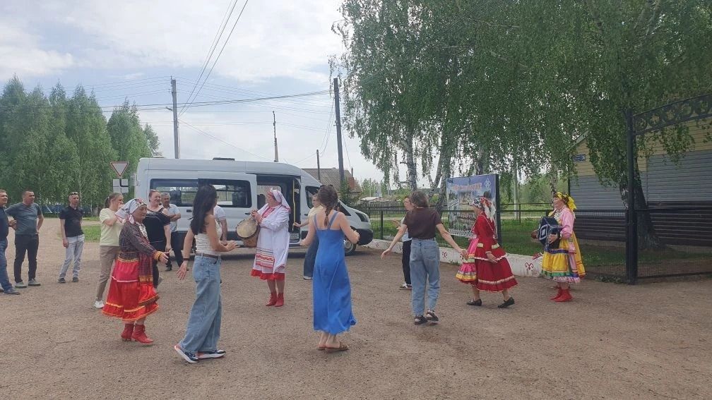 В Елабужском районе ансамбль «Марийские зори» встретил гостей из Минсельхоза РТ
