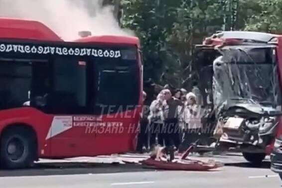 В Казани 10 человек пострадали при столкновении двух автобусов