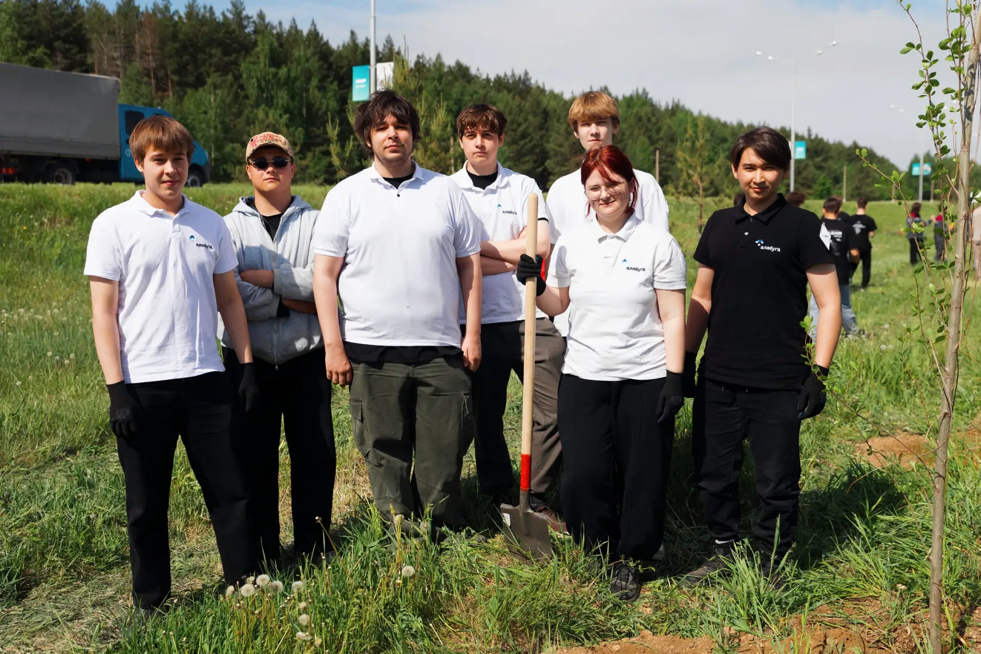 Студенты «Алабуга Политех» высадили 250 тополей в промзоне Нижнекамска