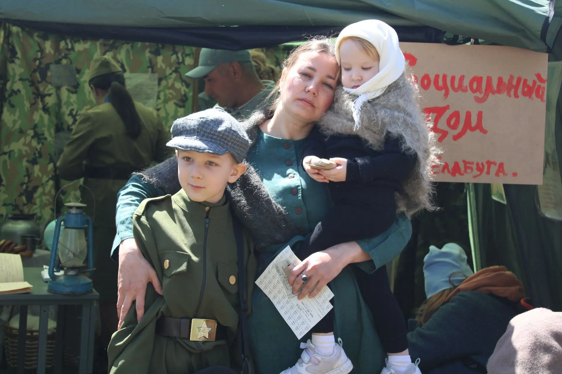 Фронтовые треугольники и память героев: на стадионе Елабуги развернули инсталляции ко Дню Победы