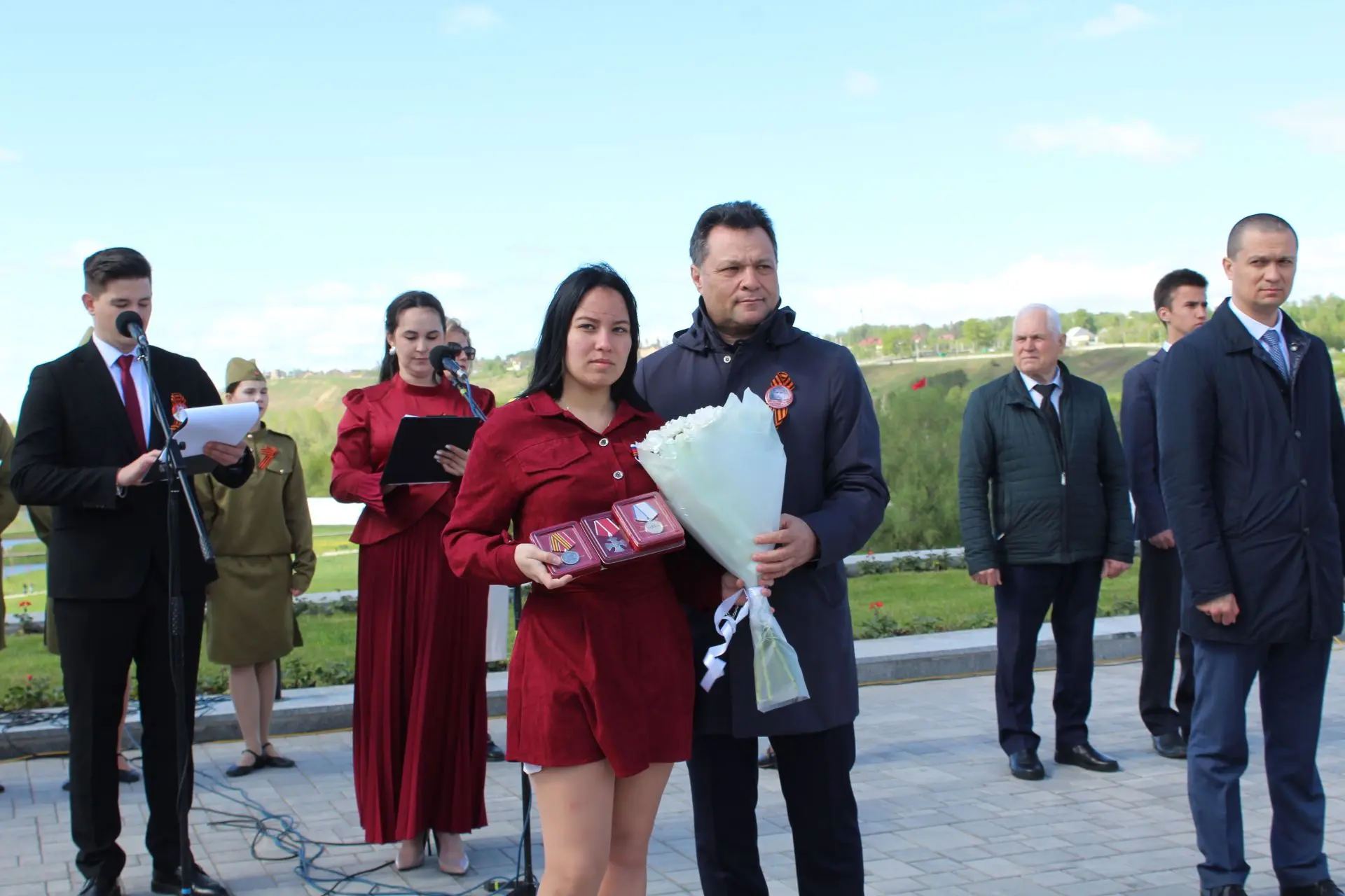 В День Победы в Елабуге вручили награды семьям бойцов и открыли бюсты двум Героям России