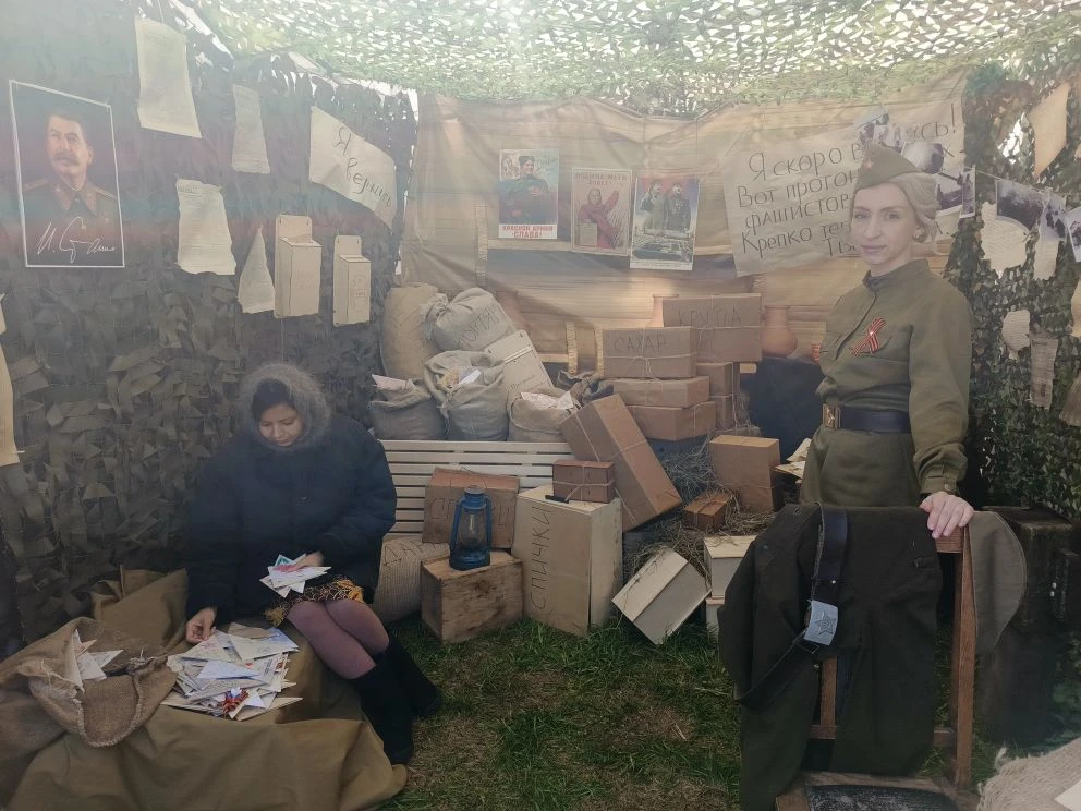 Фронтовые треугольники и память героев: на стадионе Елабуги развернули инсталляции ко Дню Победы