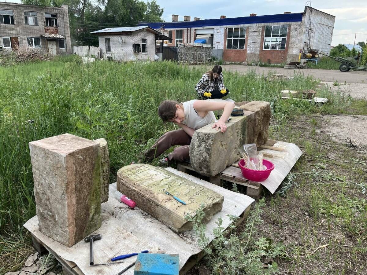 В Елабуге завершили первый этап реставрации старинных надмогильных памятников