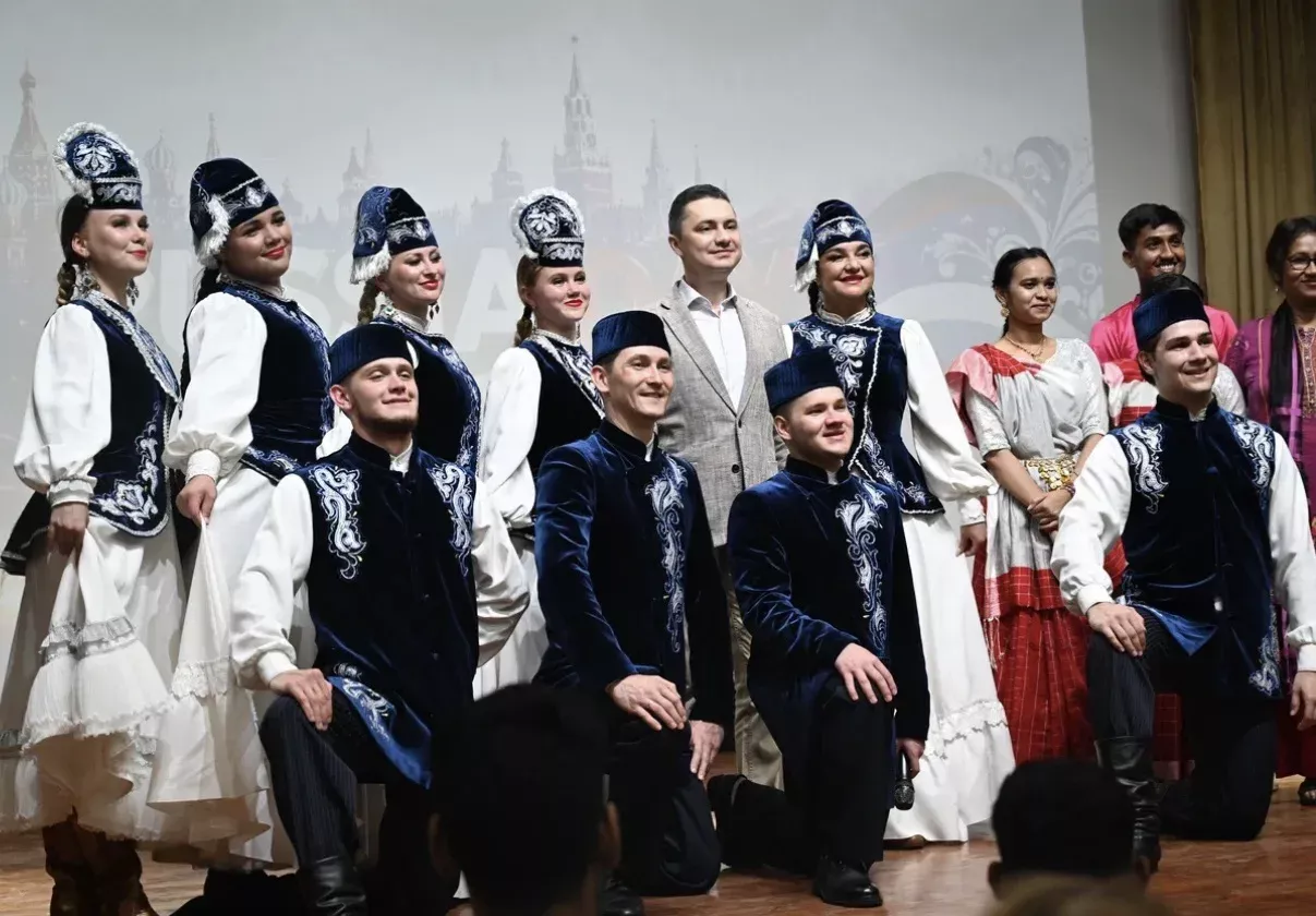 «Алабуга» ансамбле Бангладешта Россияне һәм Татарстанны тәкъдим итте