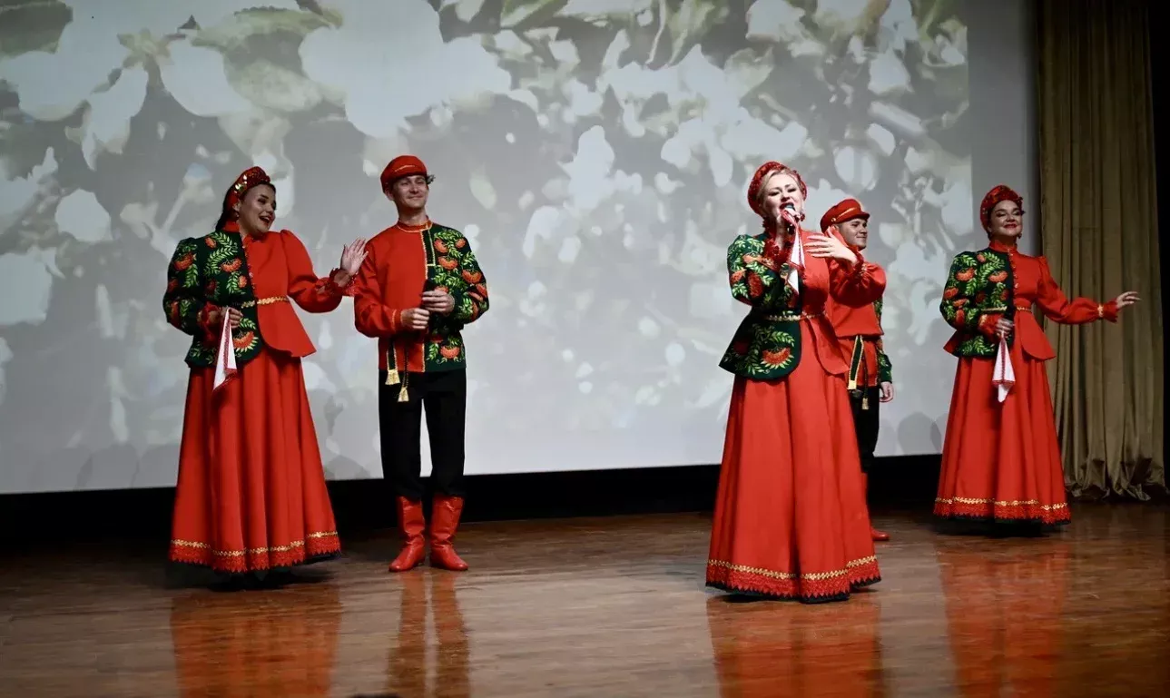 «Алабуга» ансамбле Бангладешта Россияне һәм Татарстанны тәкъдим итте