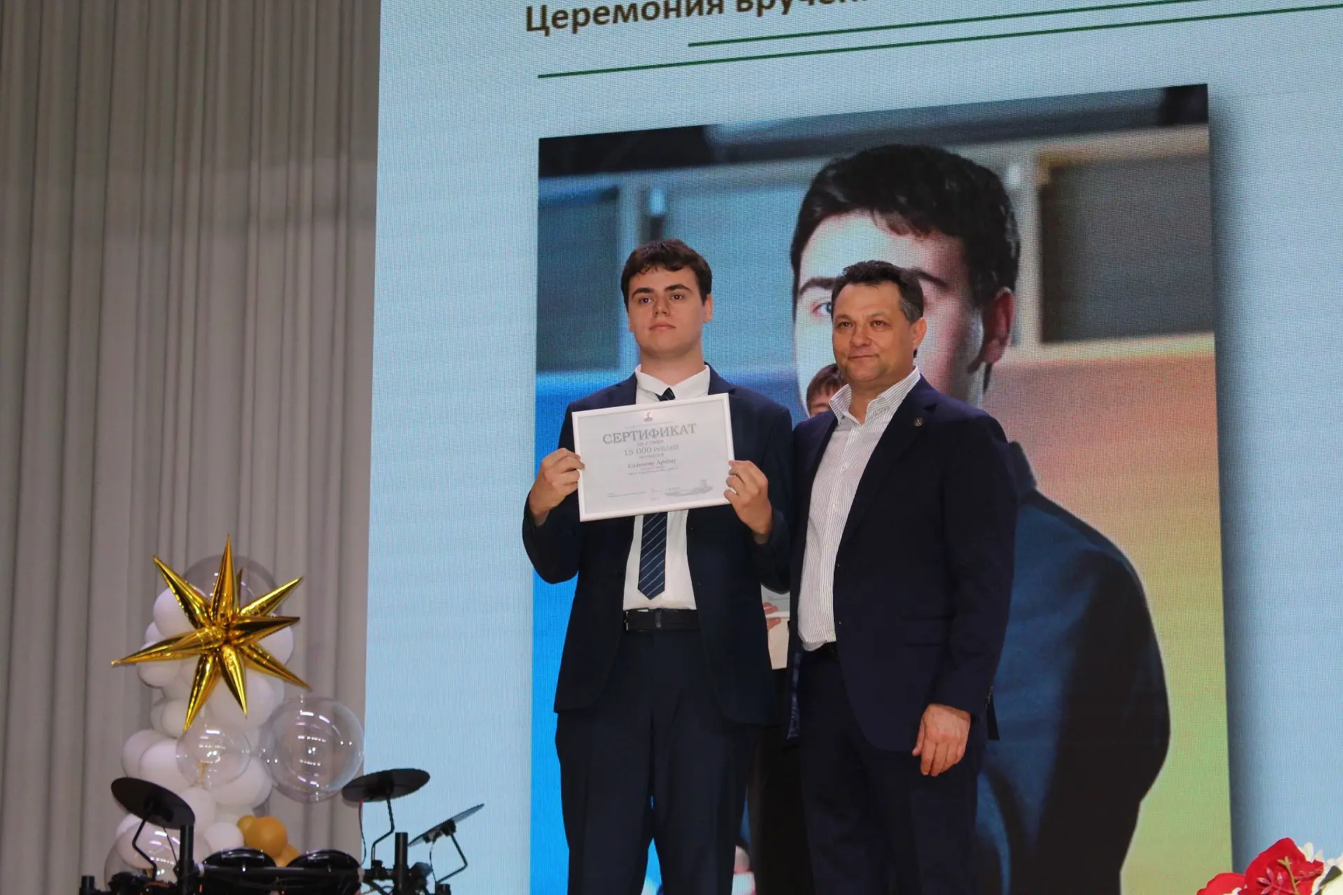 В Елабуге поздравили и наградили лучших выпускников