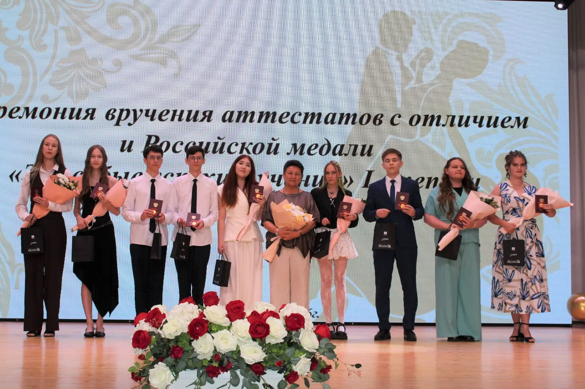 В Елабуге поздравили и наградили лучших выпускников