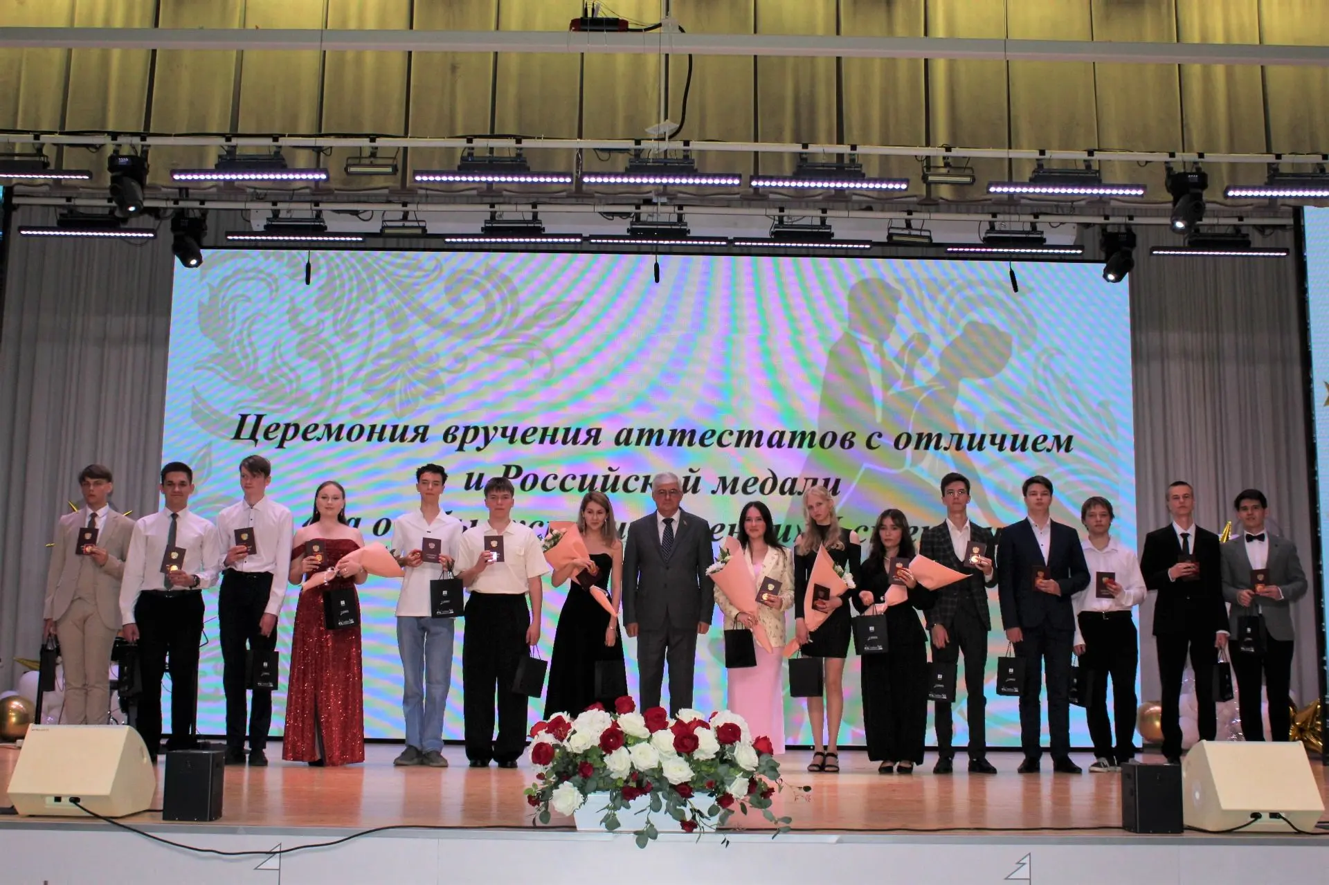 В Елабуге поздравили и наградили лучших выпускников