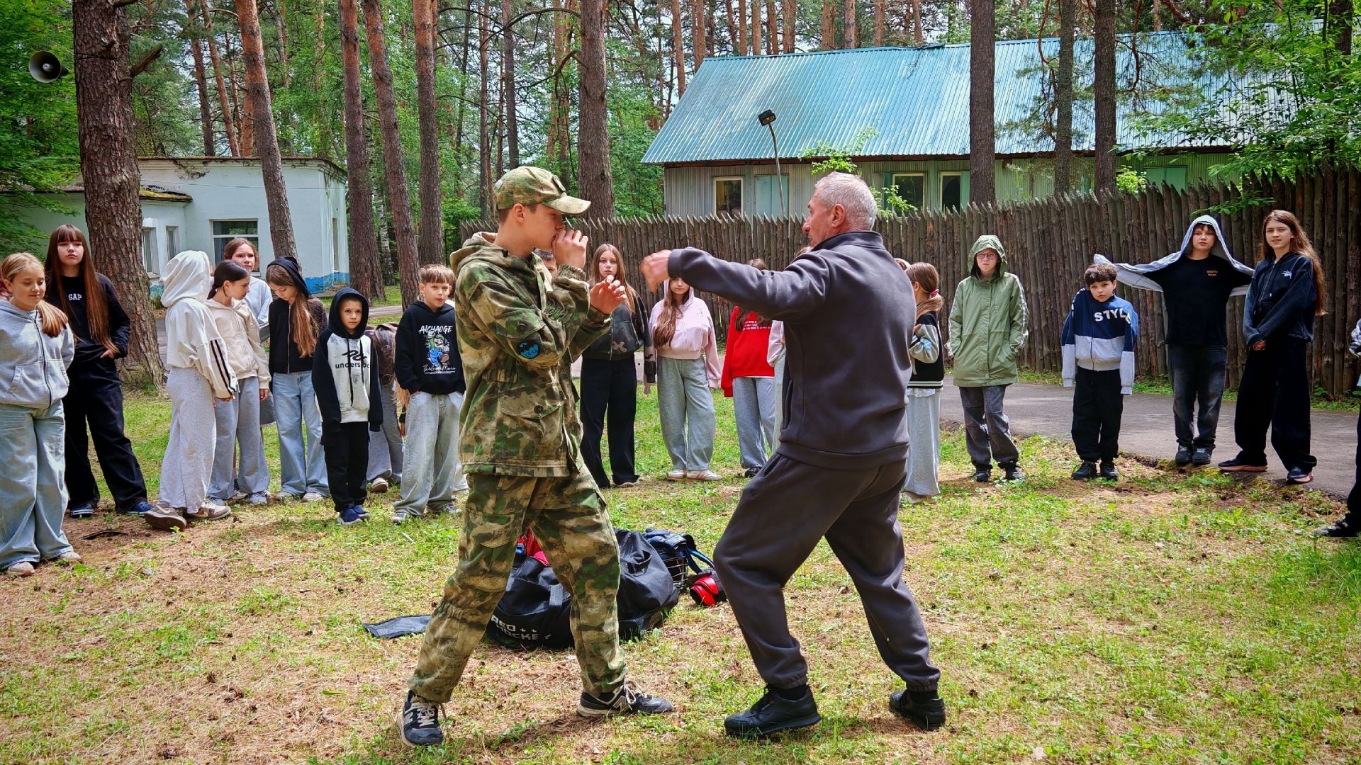В лагере «Юный строитель» для детей провели военно-патриотические мастер-классы