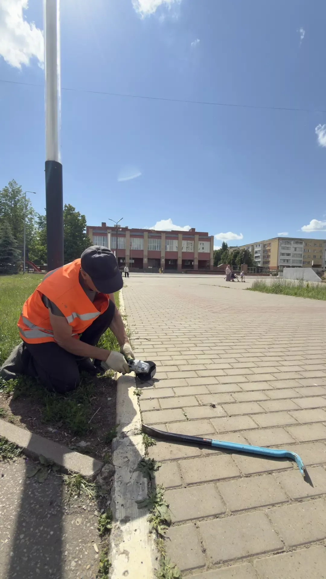 Алабугада коммуналь хуҗалык хезмәткәрләре чыгып торган арматураларны юк итә
