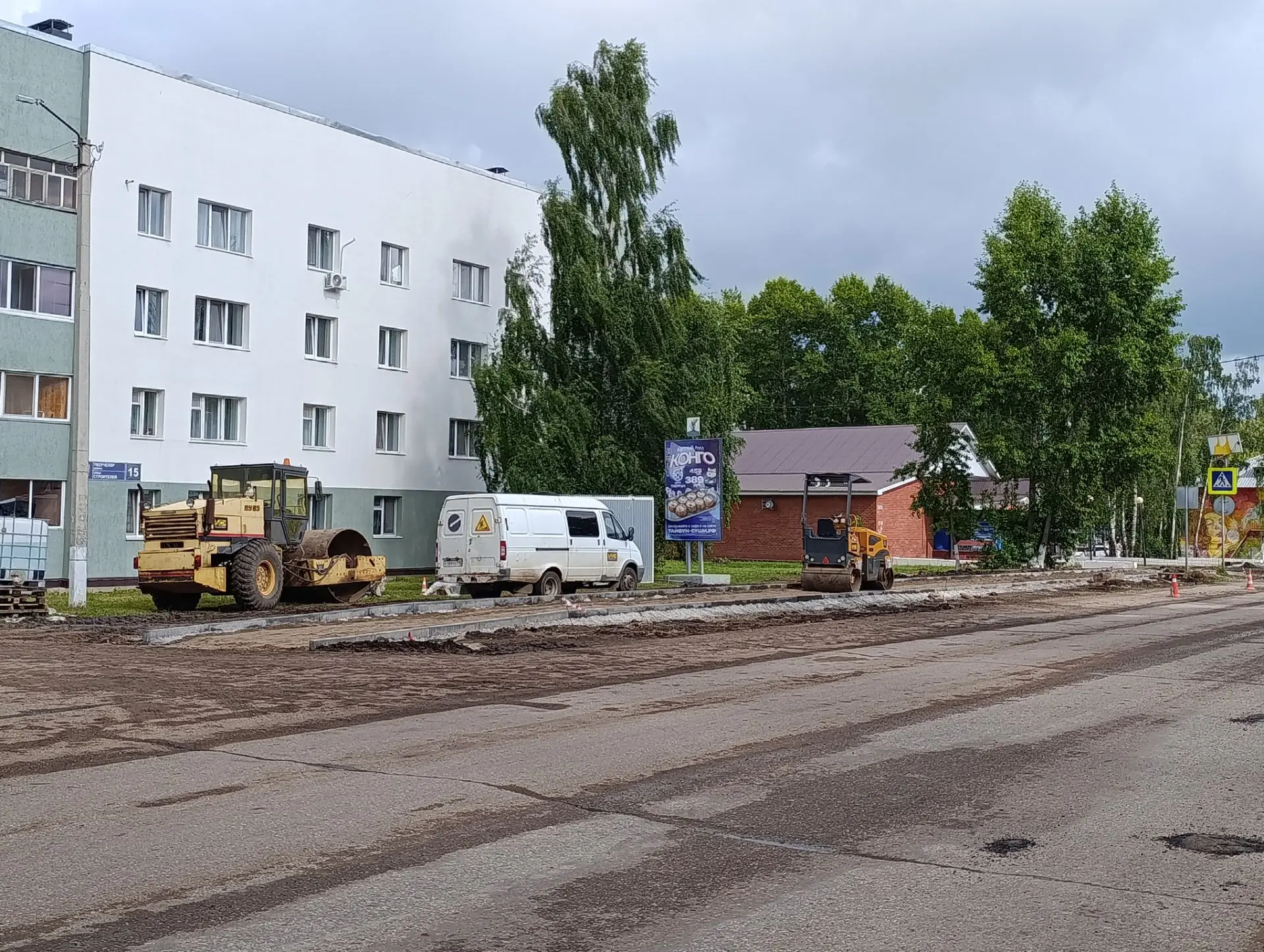 На улице Строителей завершается укладка тротуара по левой стороне