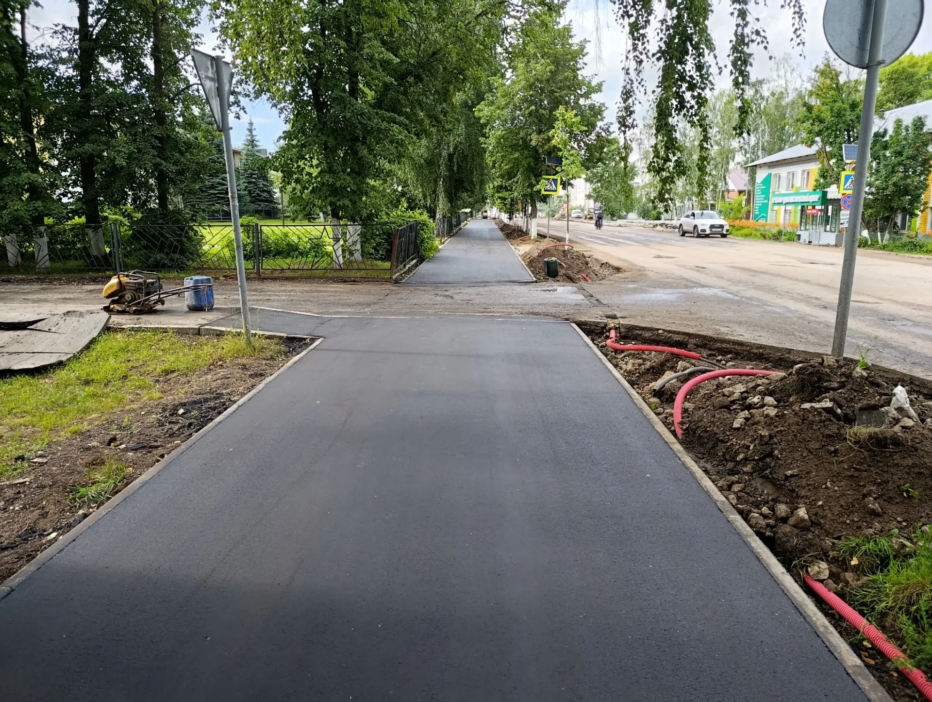 На улице Строителей завершается укладка тротуара по левой стороне