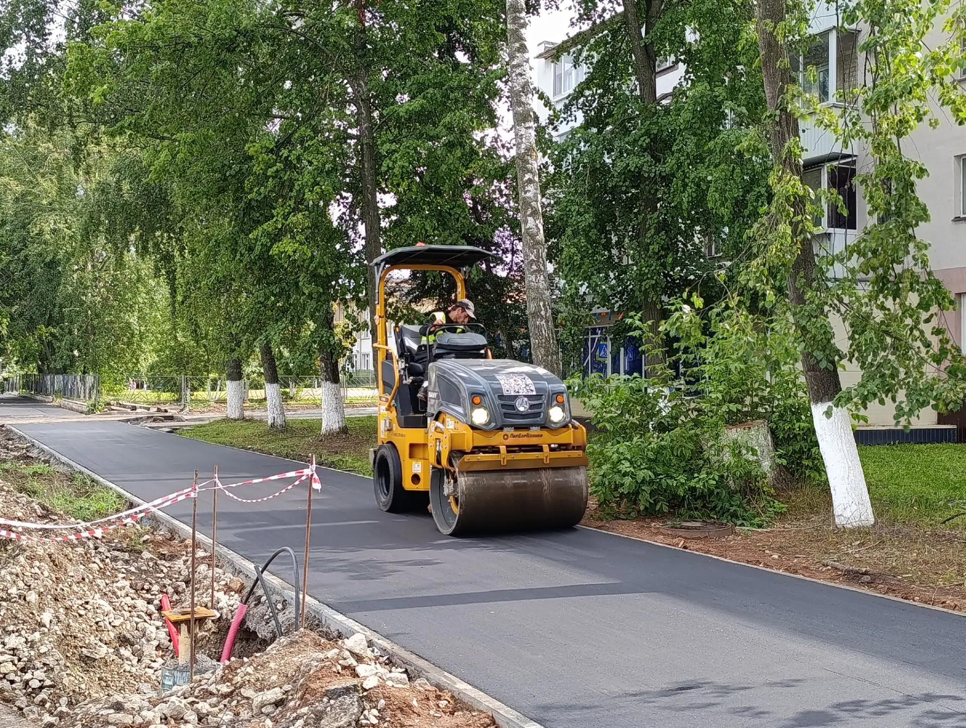На улице Строителей завершается укладка тротуара по левой стороне