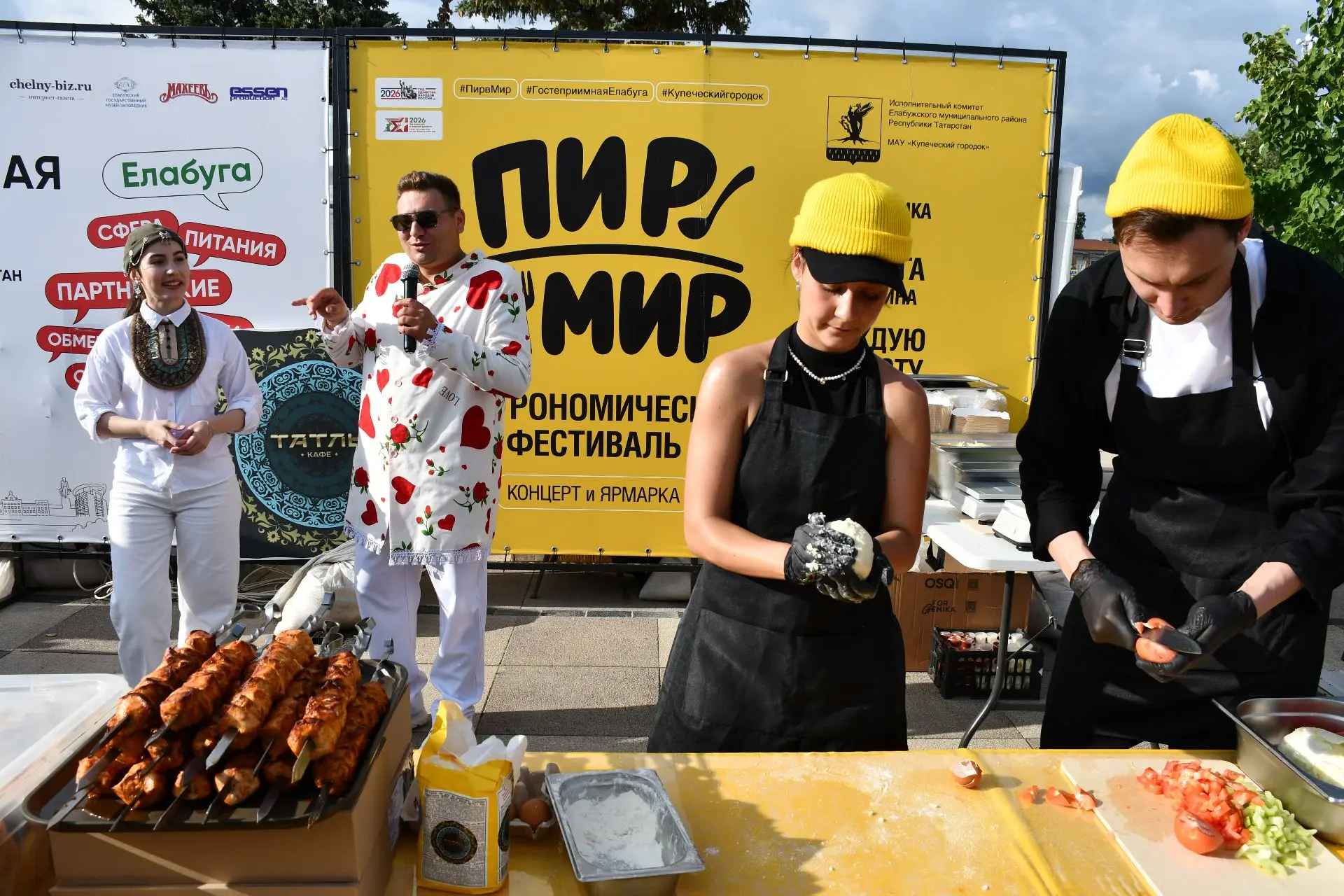 Айдар Салахов приготовил лагман на фестивале «Пир в мир» в Елабуге