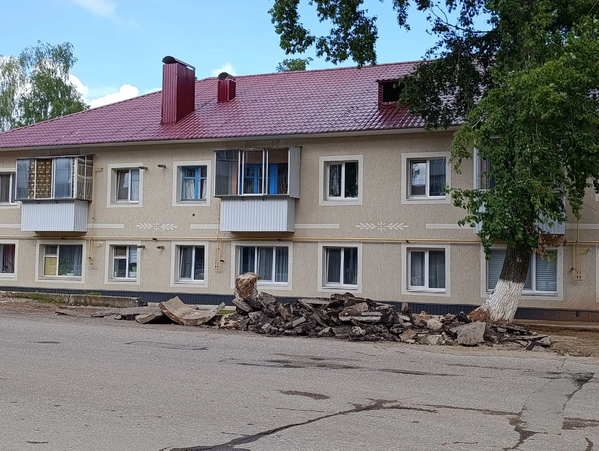 На улице Строителей завершается укладка тротуара по левой стороне
