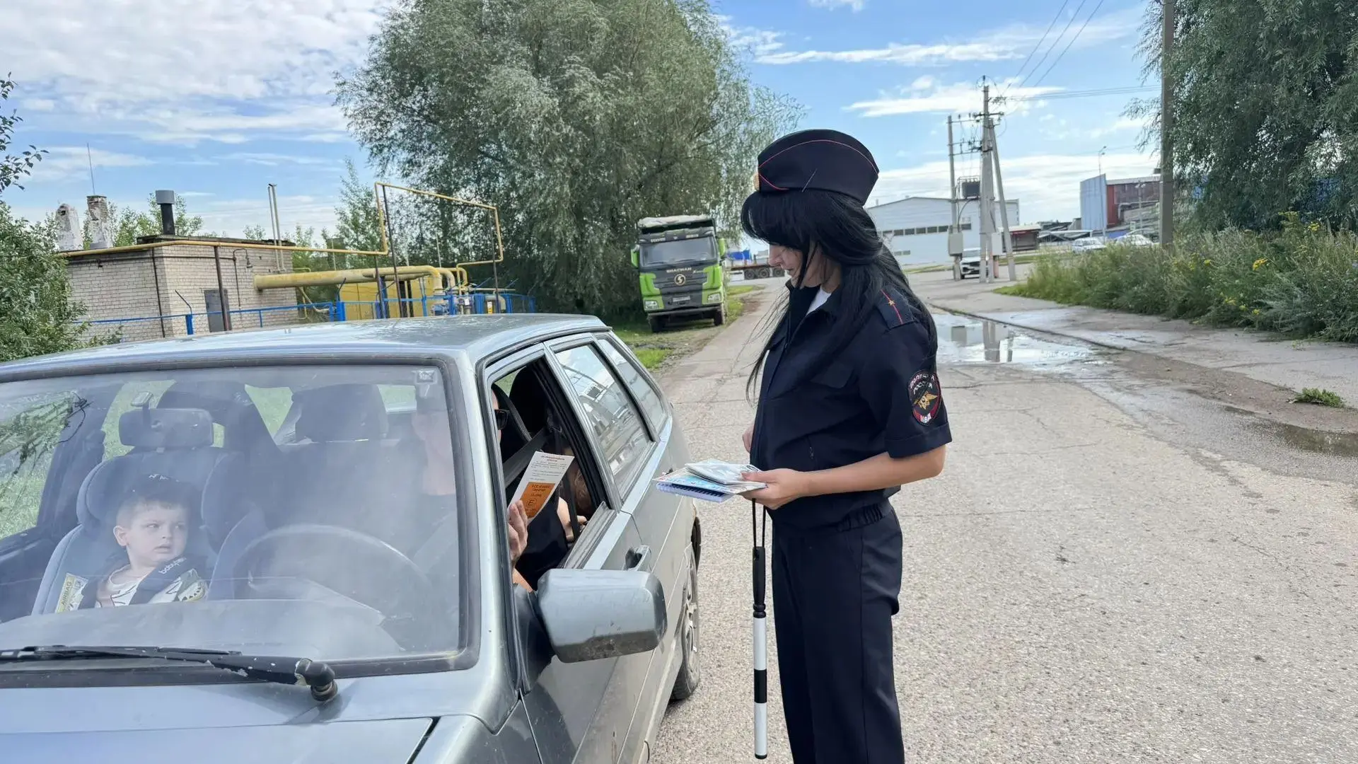 Автоинспекторы напомнили елабужанам о правилах перевозки детей