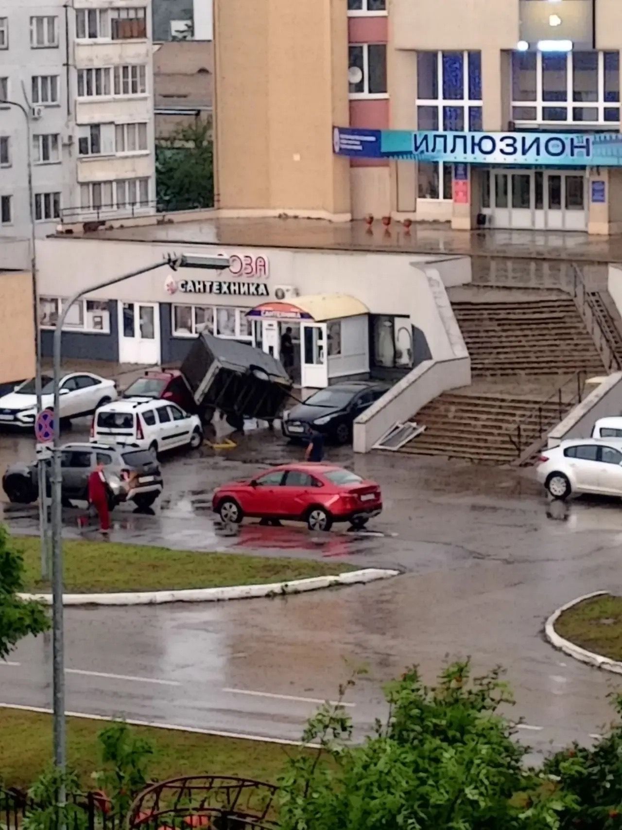 Мощный ливень и сильный ветер обрушились на Елабугу