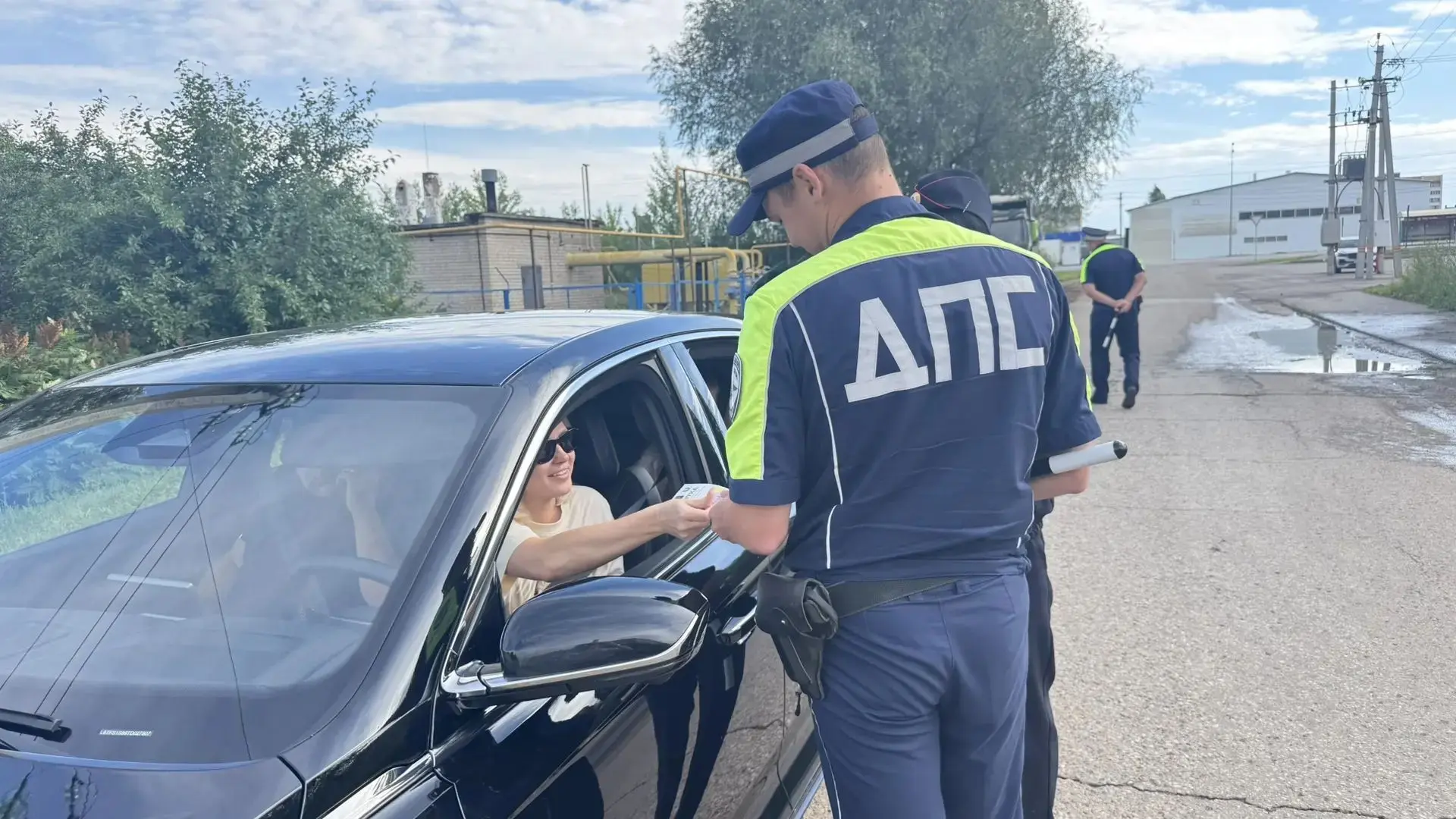 Автоинспекторы напомнили елабужанам о правилах перевозки детей