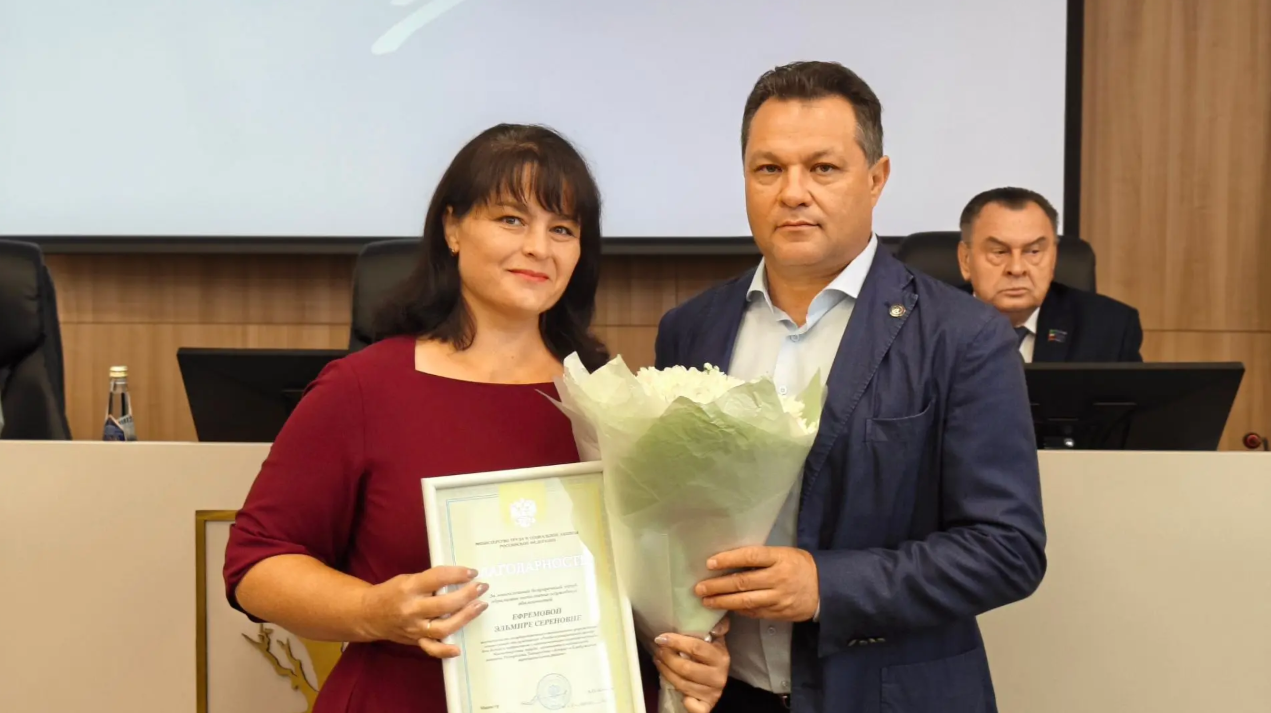 Алабугада волонтерларны һәм тәрбиячеләрне бүләкләделәр