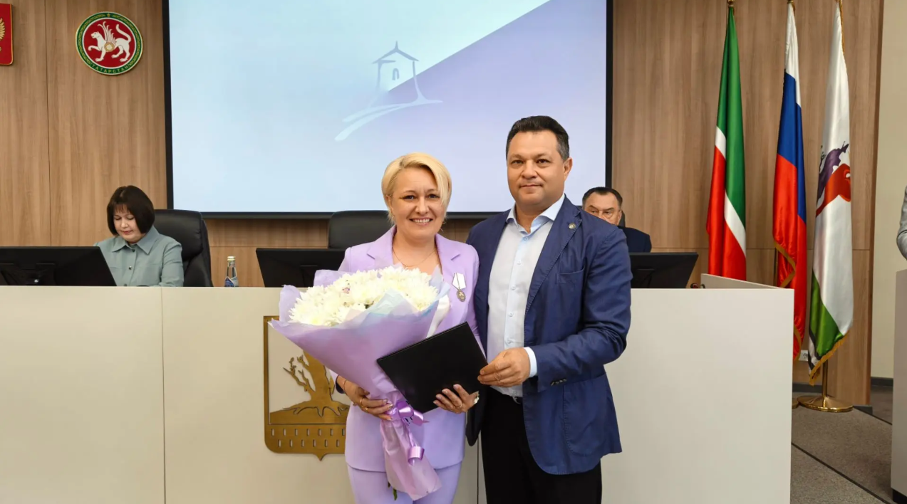 Алабугада волонтерларны һәм тәрбиячеләрне бүләкләделәр