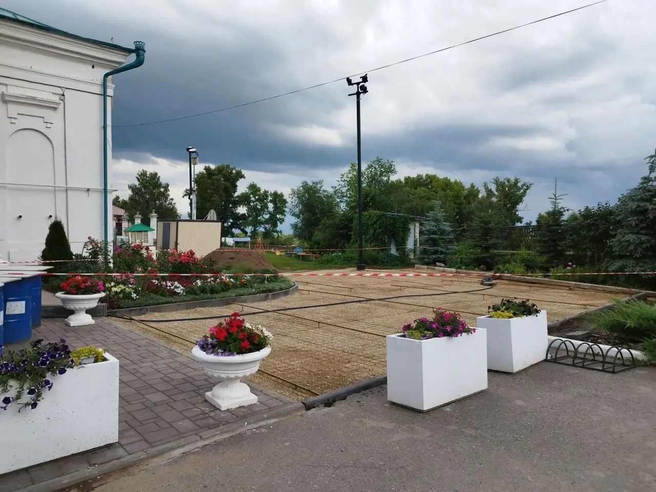 У Спасского собора в Елабуге благоустраивают площадку возле полевой кухни