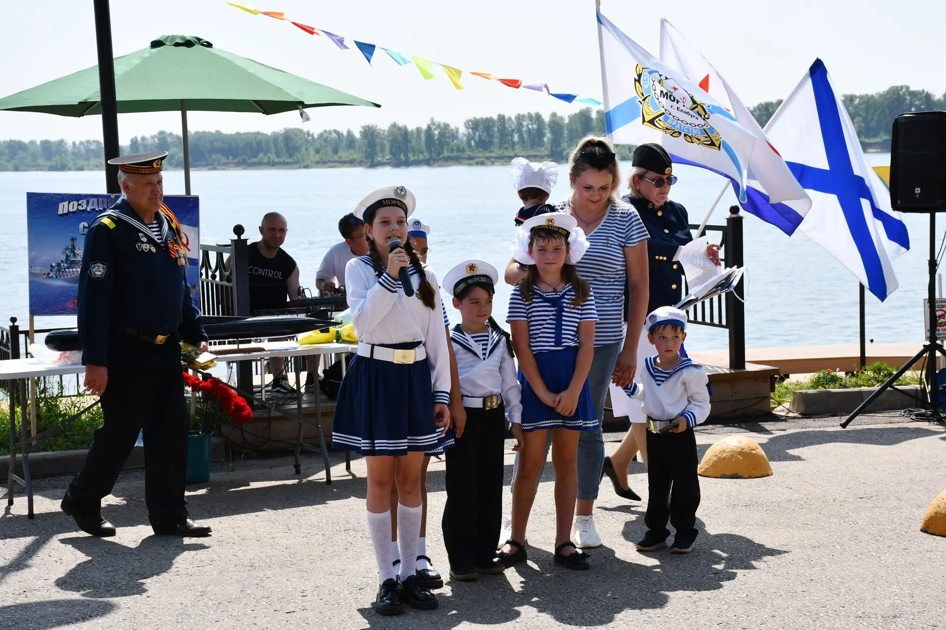Тройной удар в рынду и макет подлодки: как Елабуга чествовала моряков