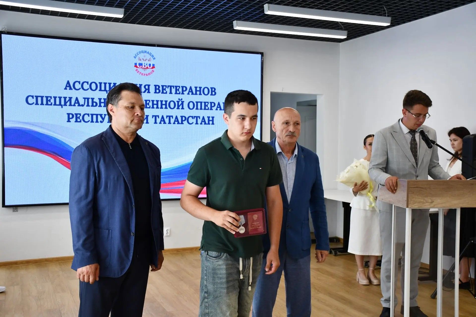 Алабугада һәлак булган сугышчыларның гаиләләренә Батырлык орденнары тапшырылды