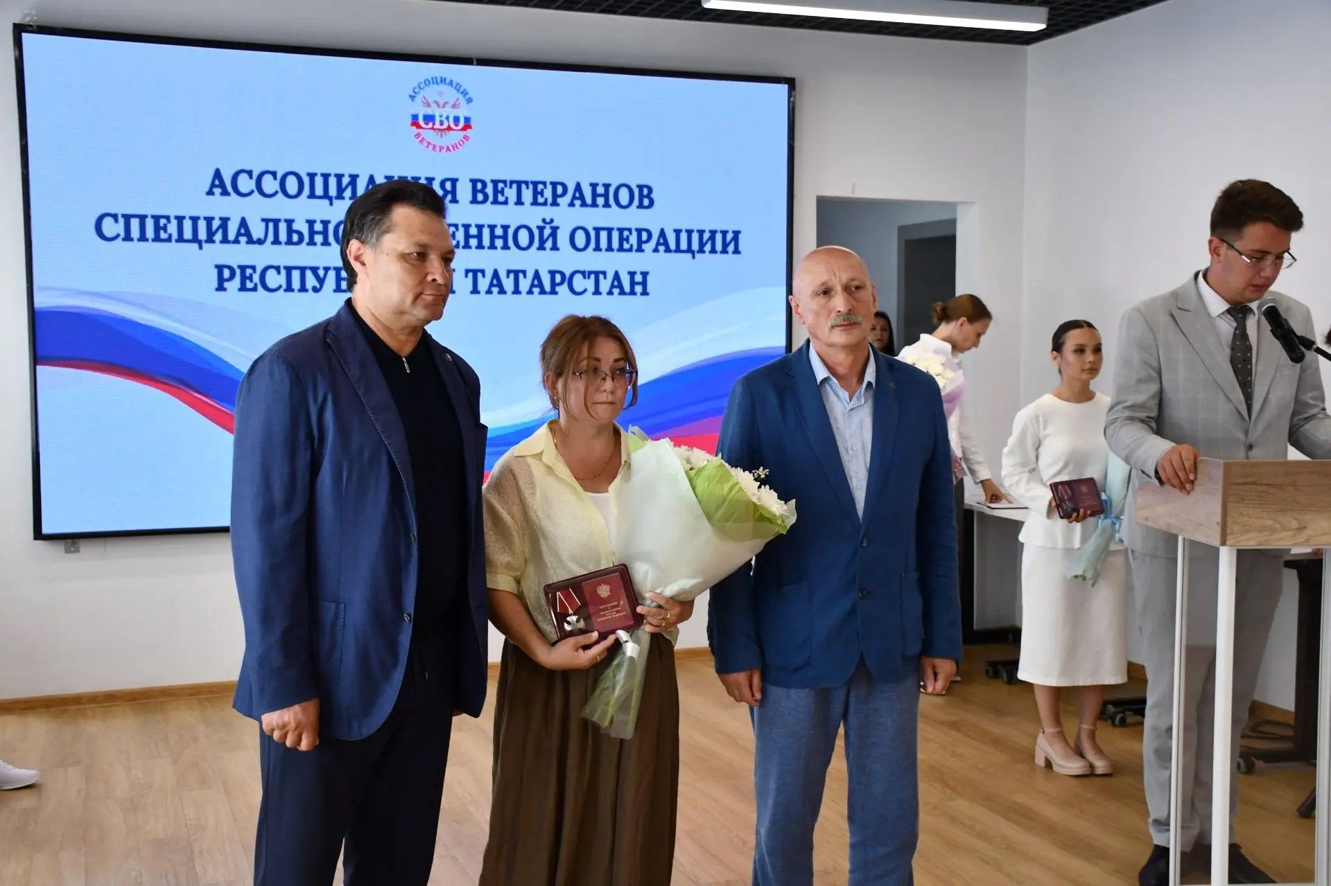 Алабугада һәлак булган сугышчыларның гаиләләренә Батырлык орденнары тапшырылды