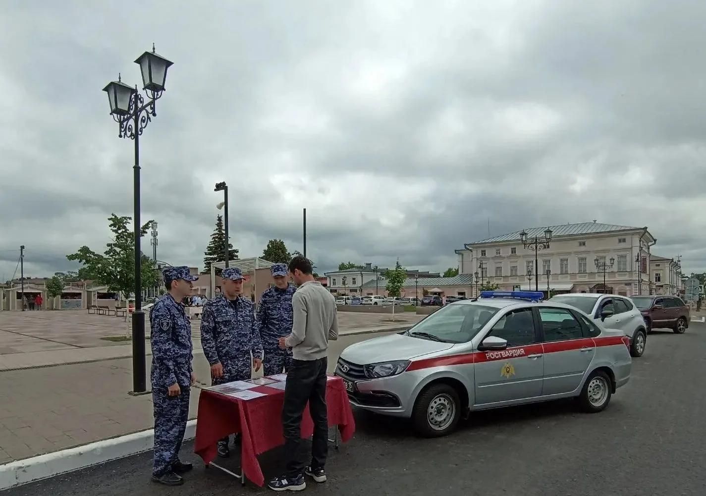 На площади Ленина в Елабуге работал мобильный агитационный пункт Росгвардии