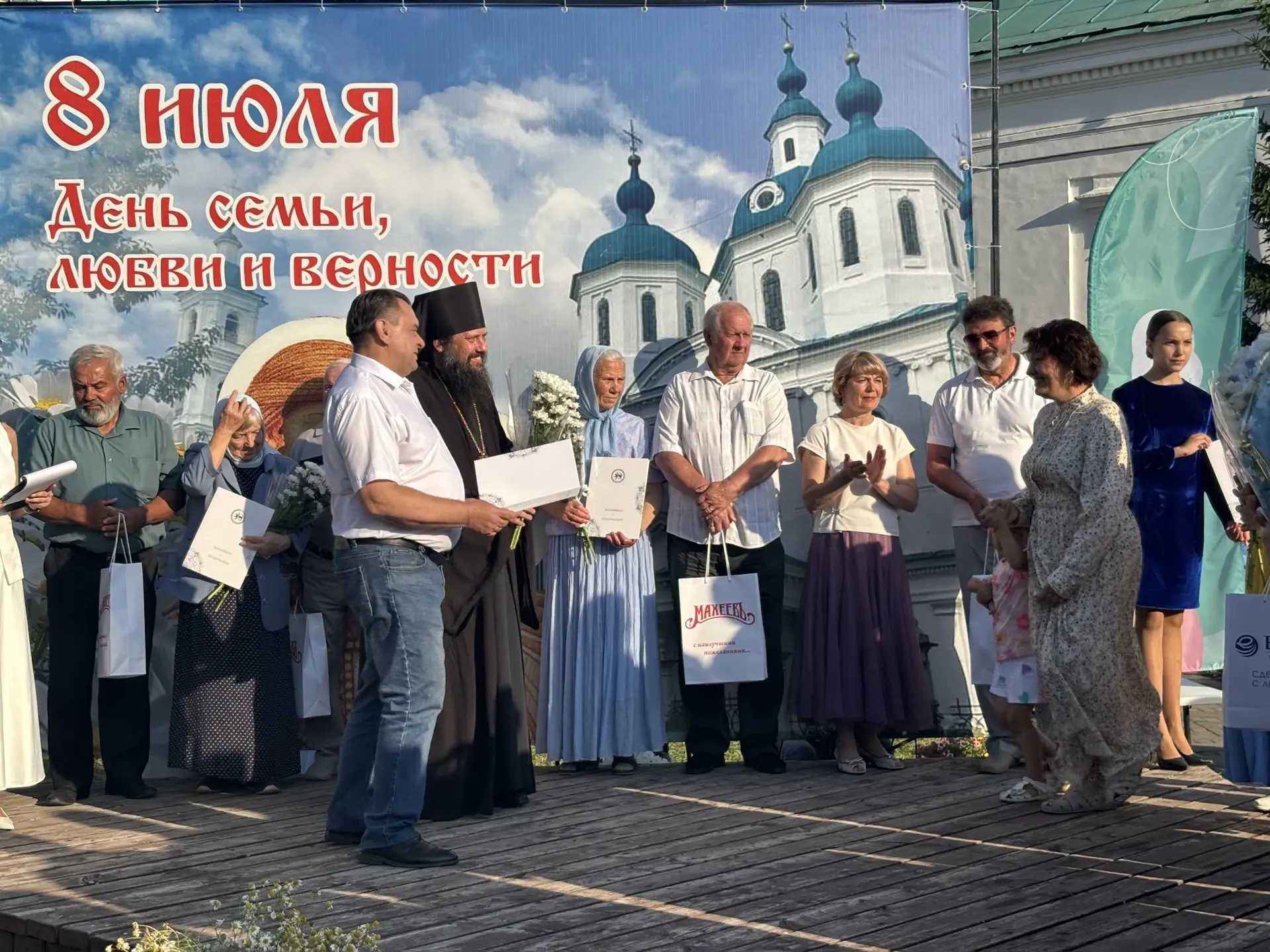 В Елабуге торжественно отметили День семьи, любви и верности