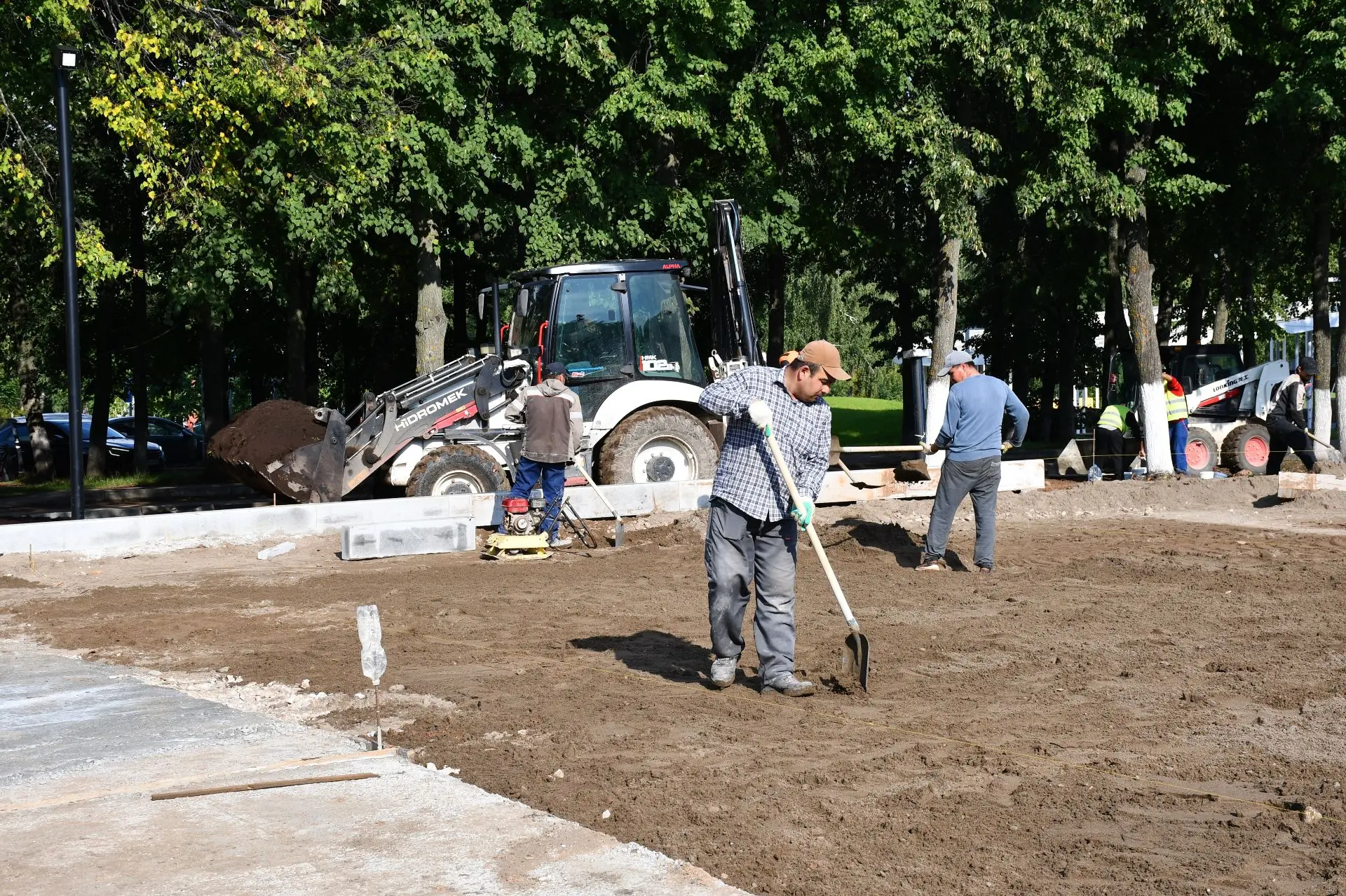 У Дворца культуры в Елабуге продолжают благоустраивать территорию