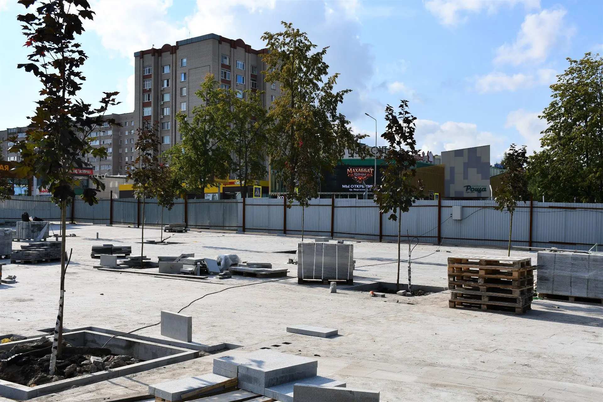 У Дворца культуры в Елабуге продолжают благоустраивать территорию