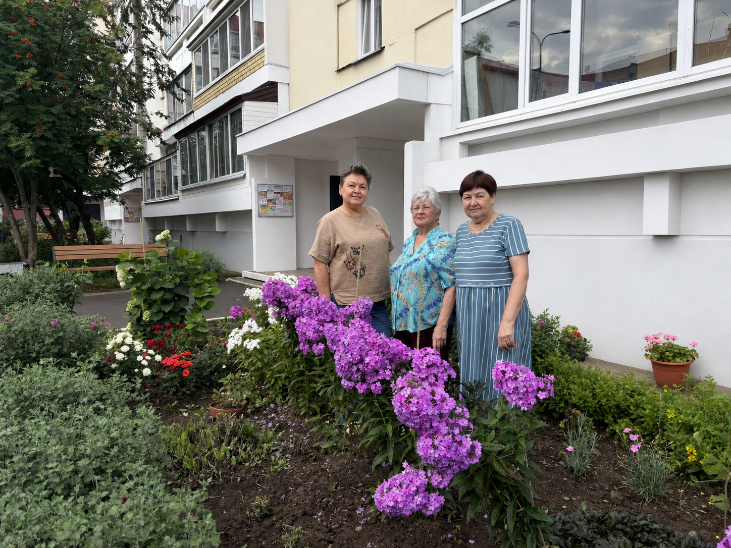 Жительницы дома на улице Марджани создают красоту своими руками