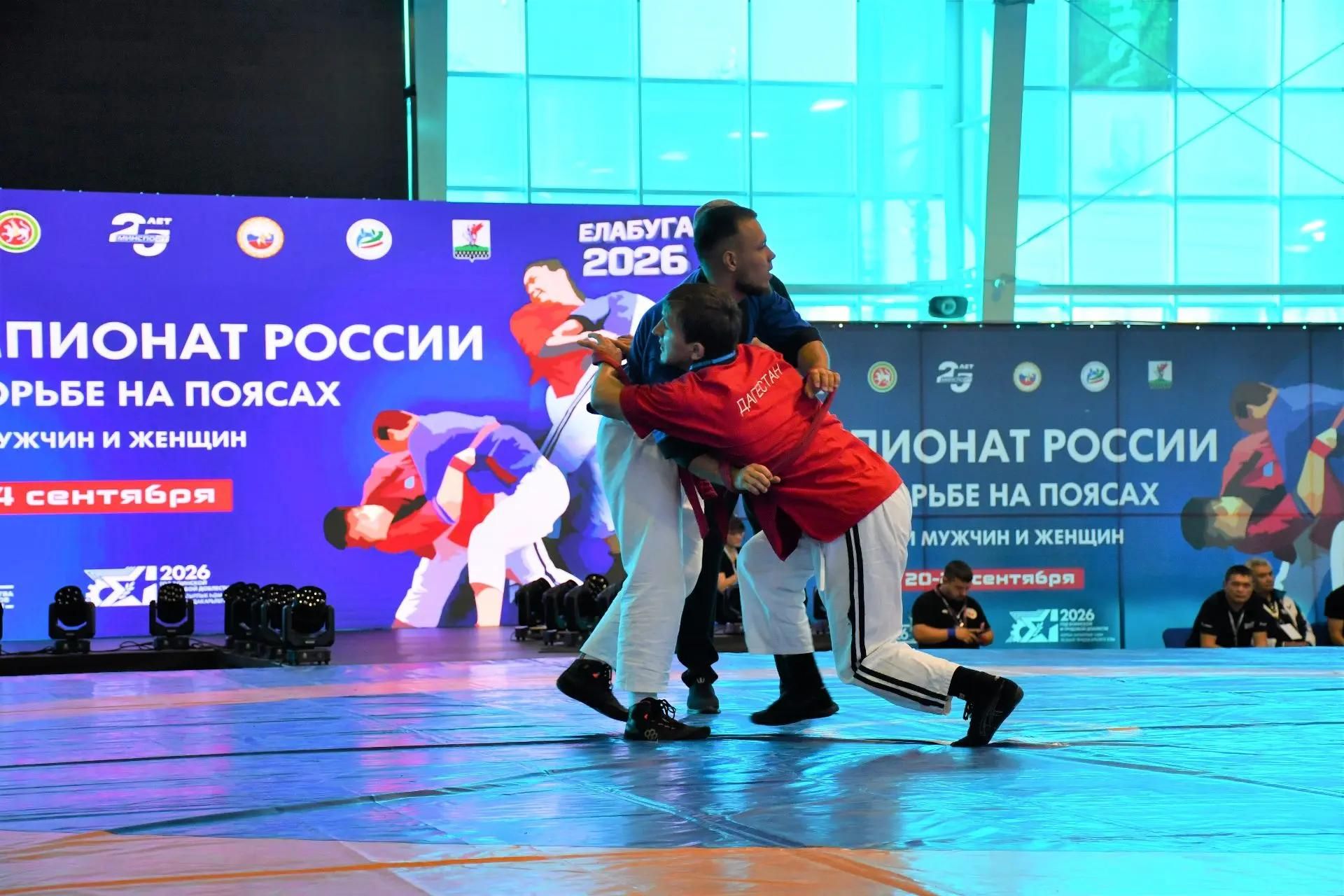 В Елабуге 300 спортсменов борются за медали чемпионата России по борьбе на поясах