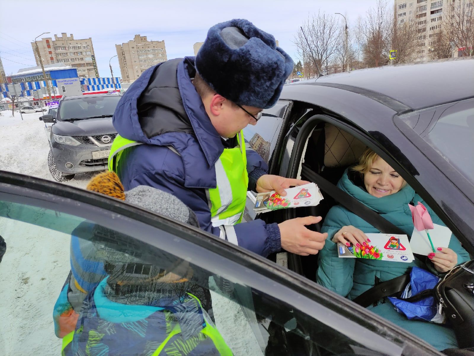 В Елабуге госавтоинспекторы поздравили автоледи с наступающим 8 Марта