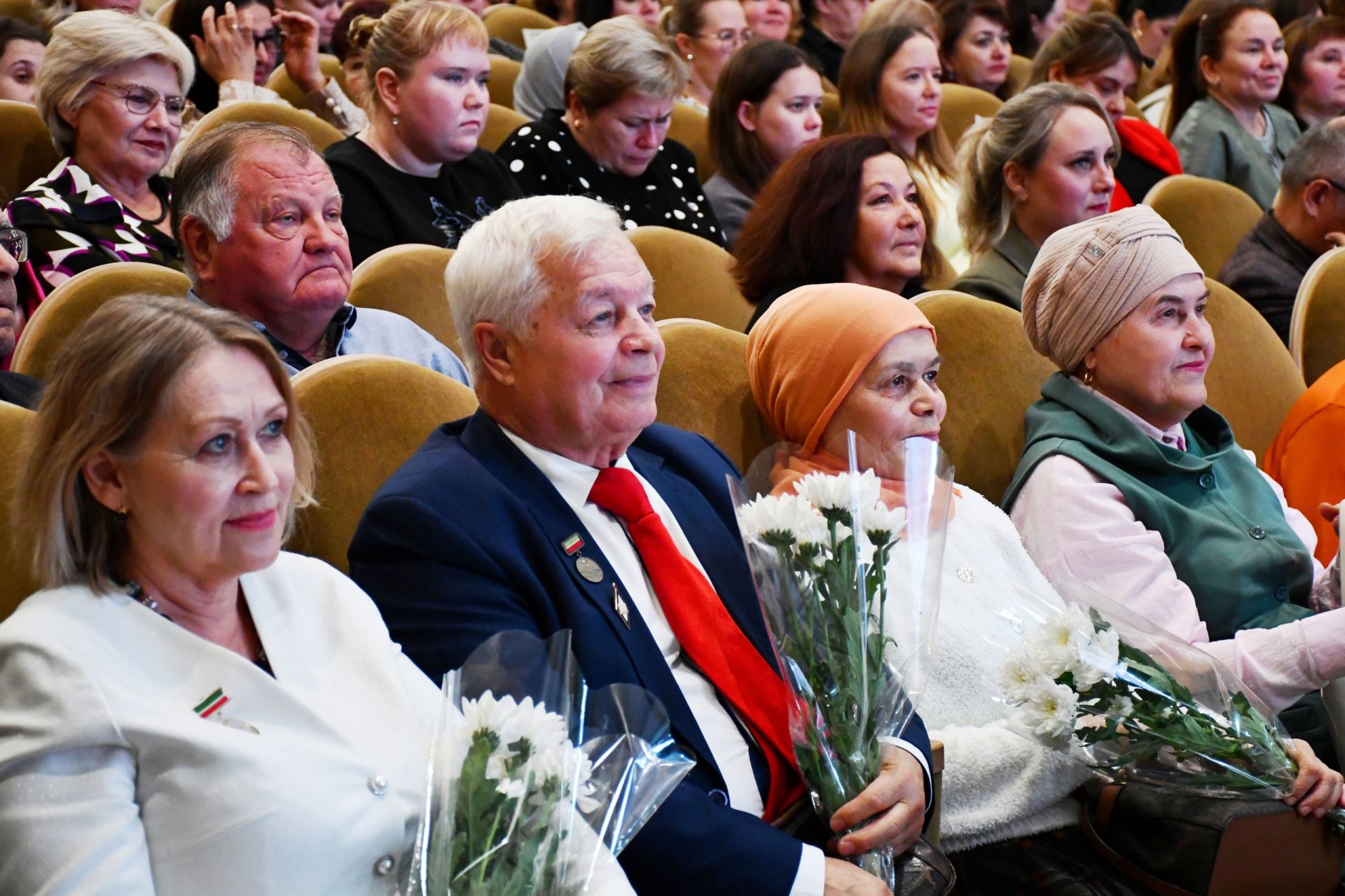 Фирдус Тямаев поздравил своим концертом педагогов Елабуги