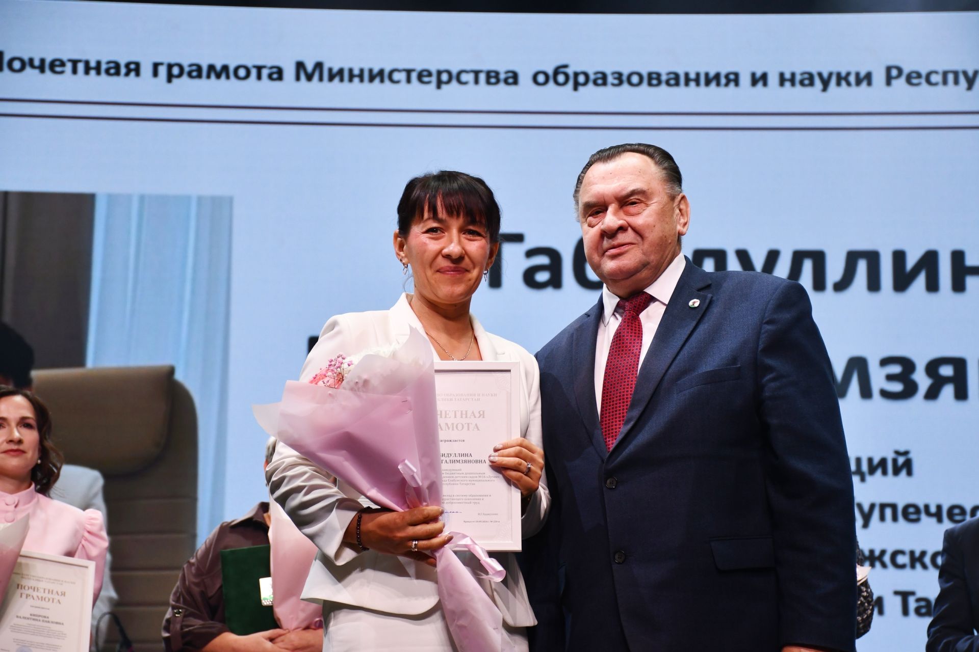 Фирдус Тямаев поздравил своим концертом педагогов Елабуги