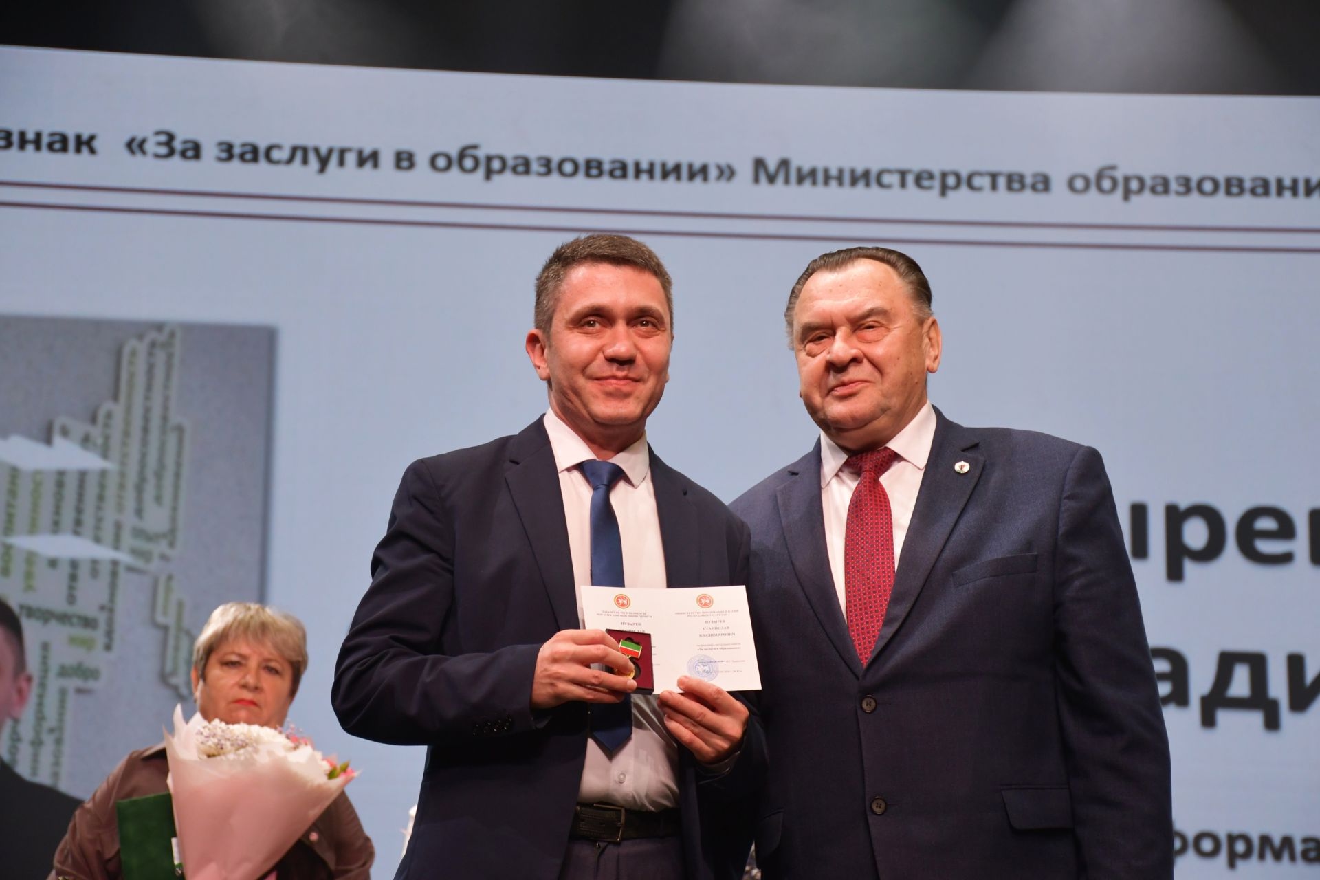 Фирдус Тямаев поздравил своим концертом педагогов Елабуги