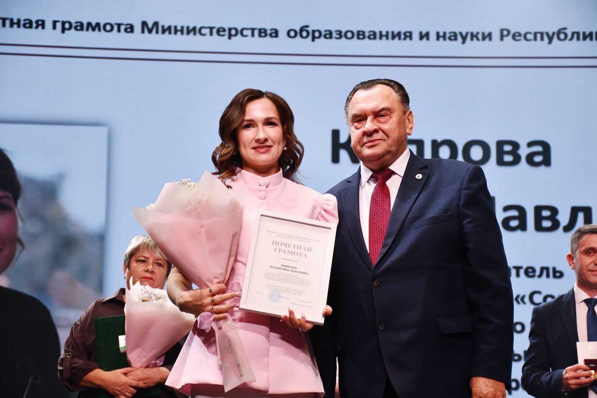 Фирдус Тямаев поздравил своим концертом педагогов Елабуги
