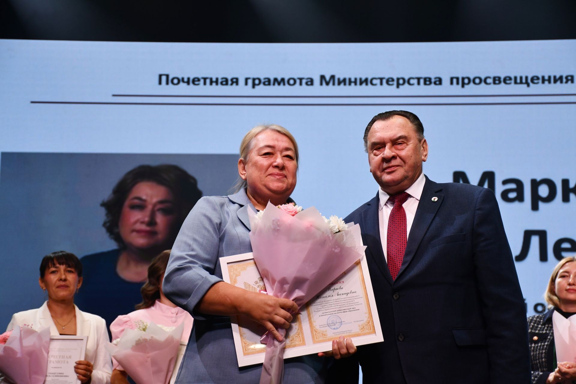 Фирдус Тямаев поздравил своим концертом педагогов Елабуги