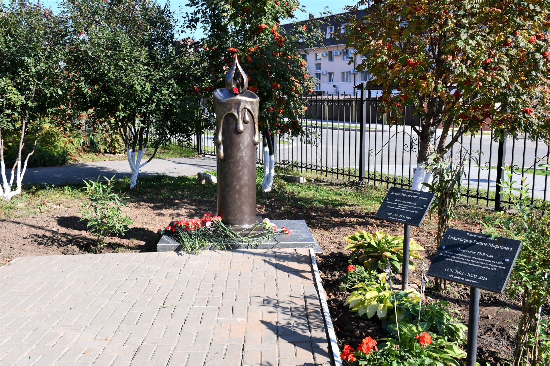В елабужской школе открыли стелу «Свеча» в память о погибших на СВО выпускниках
