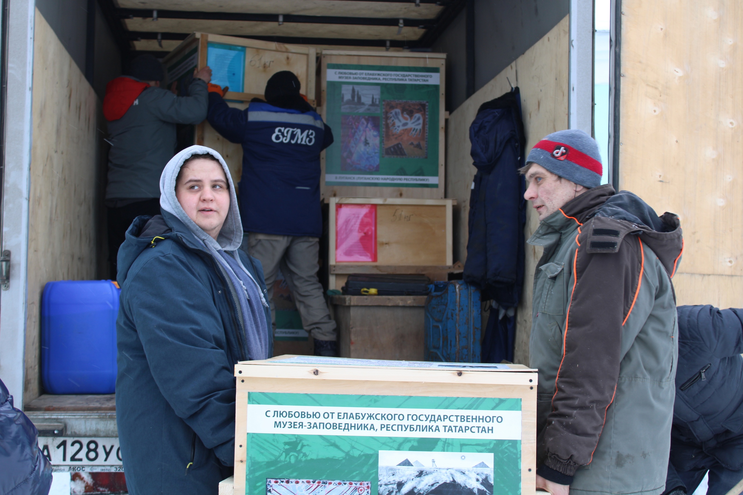 Елабужские музейщики отправили картины и гуманитарную помощь в ЛНР и ДНР